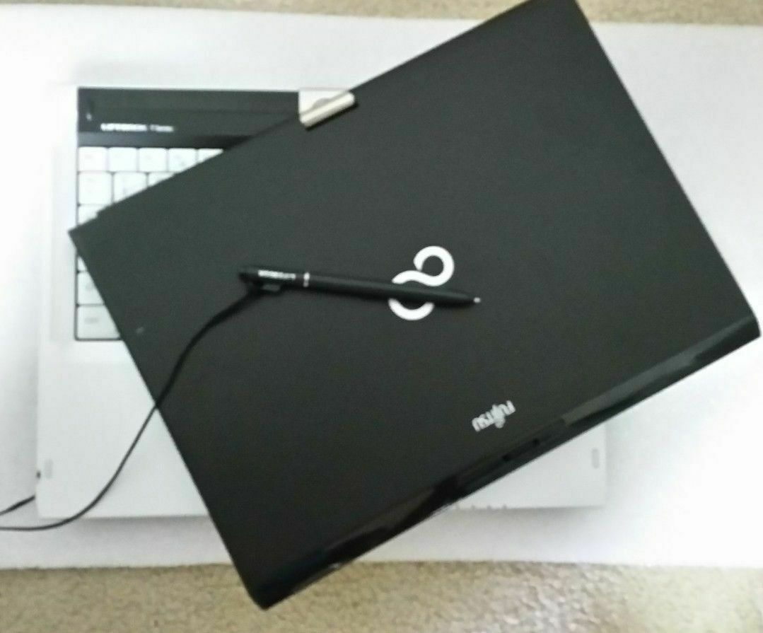 Fujitsu Laptop Tablet T900 Core i5 2.4GHZ 8GB 1TB touch Screen