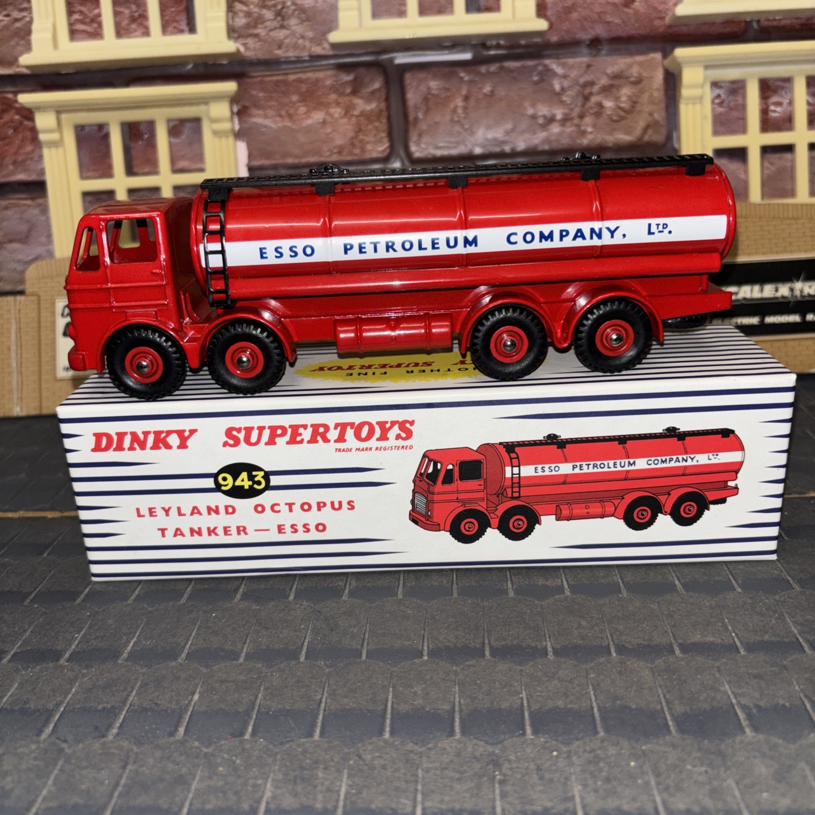 Dinky 943, Leyland Octopus Tanker - Free Price Guide & Review