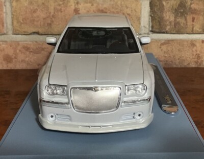 CHRYSLER 300C HEMI WHITE MAISTO LUXURY DIE-CAST COLLECTION 1:18