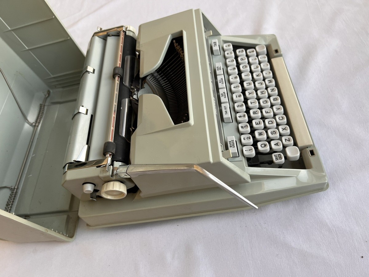 希少 タイプライター HERMES 3000 ウムラウト ドイツ スウェーデン語