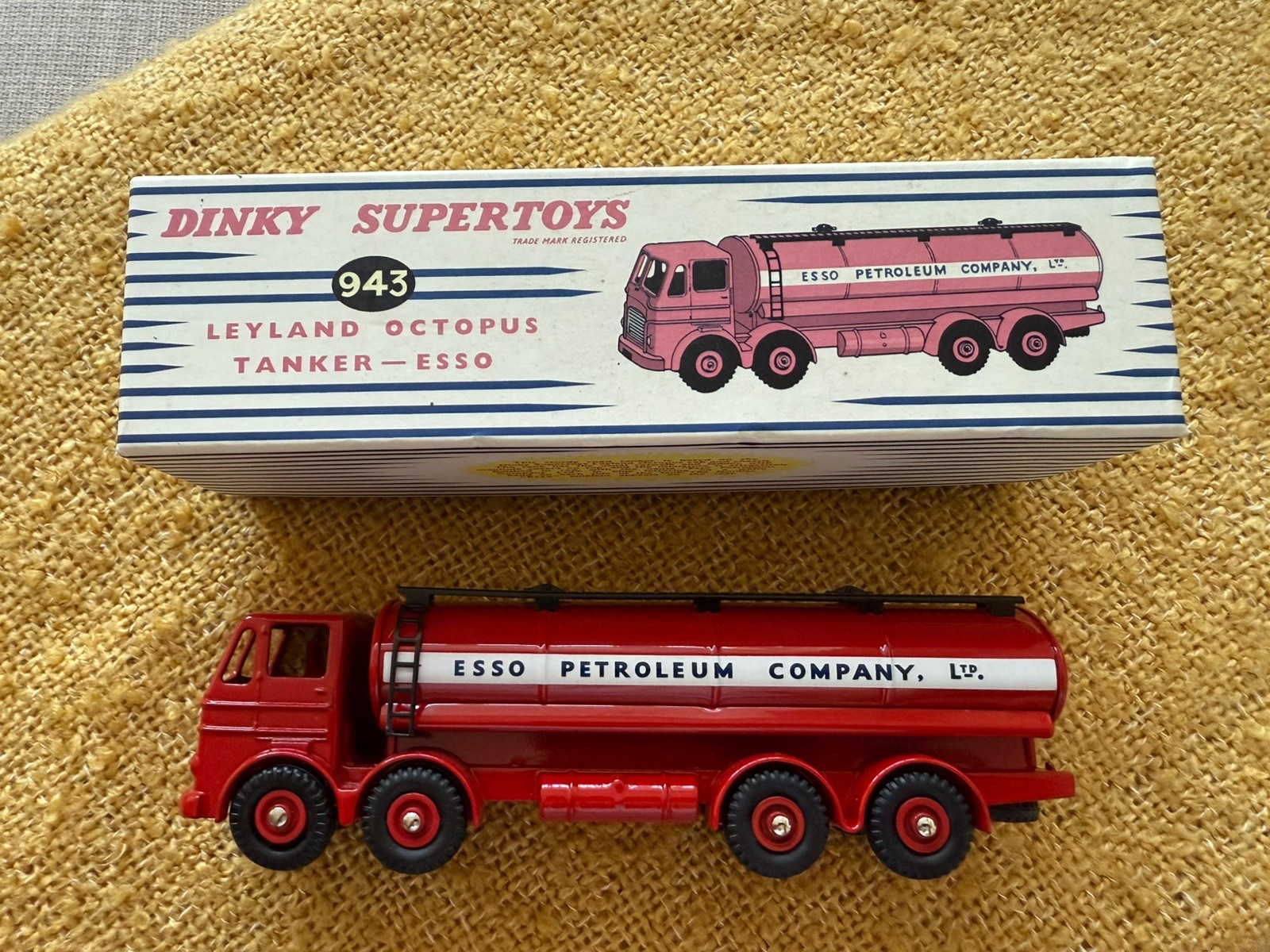 Dinky Supertoys】943 Essoタンクローリーボックス付 Dinky Supertoys
