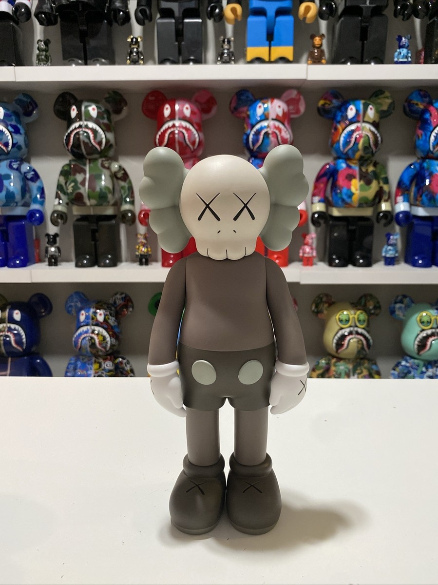 KAWS FAMILY BROWN/BLUE/WHITE とBLACK 2セット KAWS FAMILY BROWN