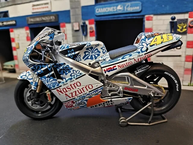 ミニチャンプス 1/12 ホンダNSR500 & V.ロッシ ムジェロ2001