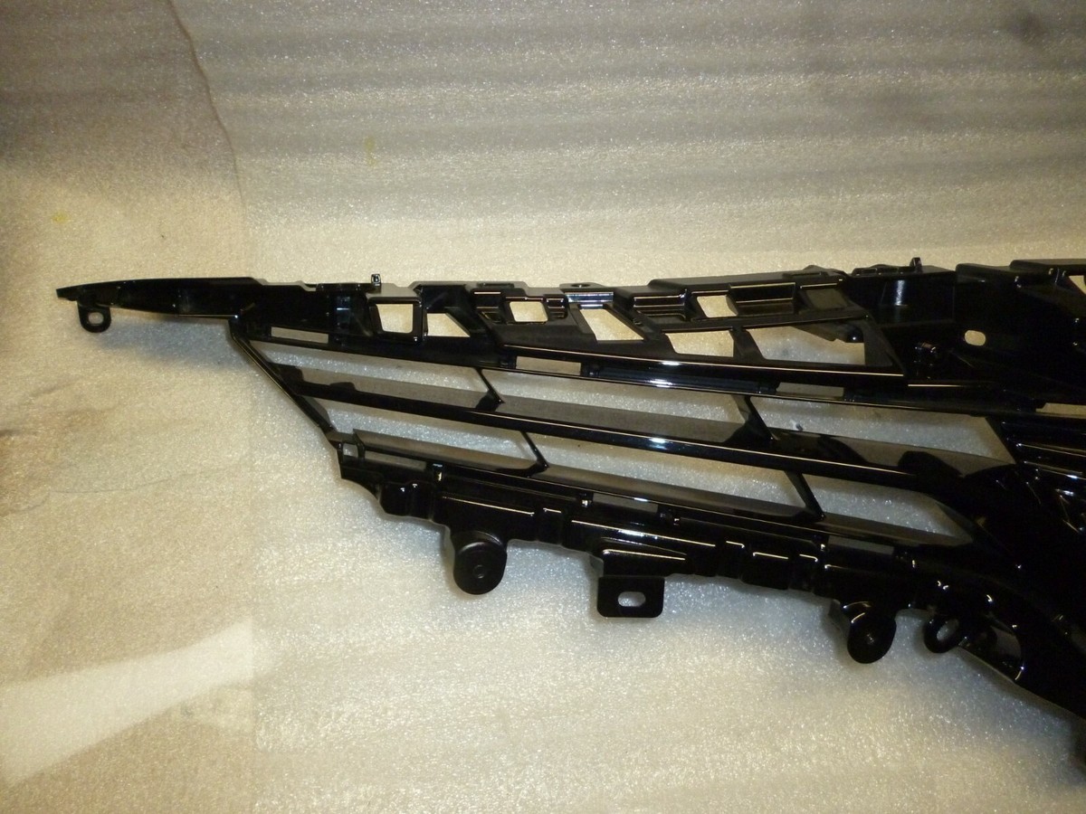 2018 Toyota Camry Front upper grille part # 53101-06E30 | eBay