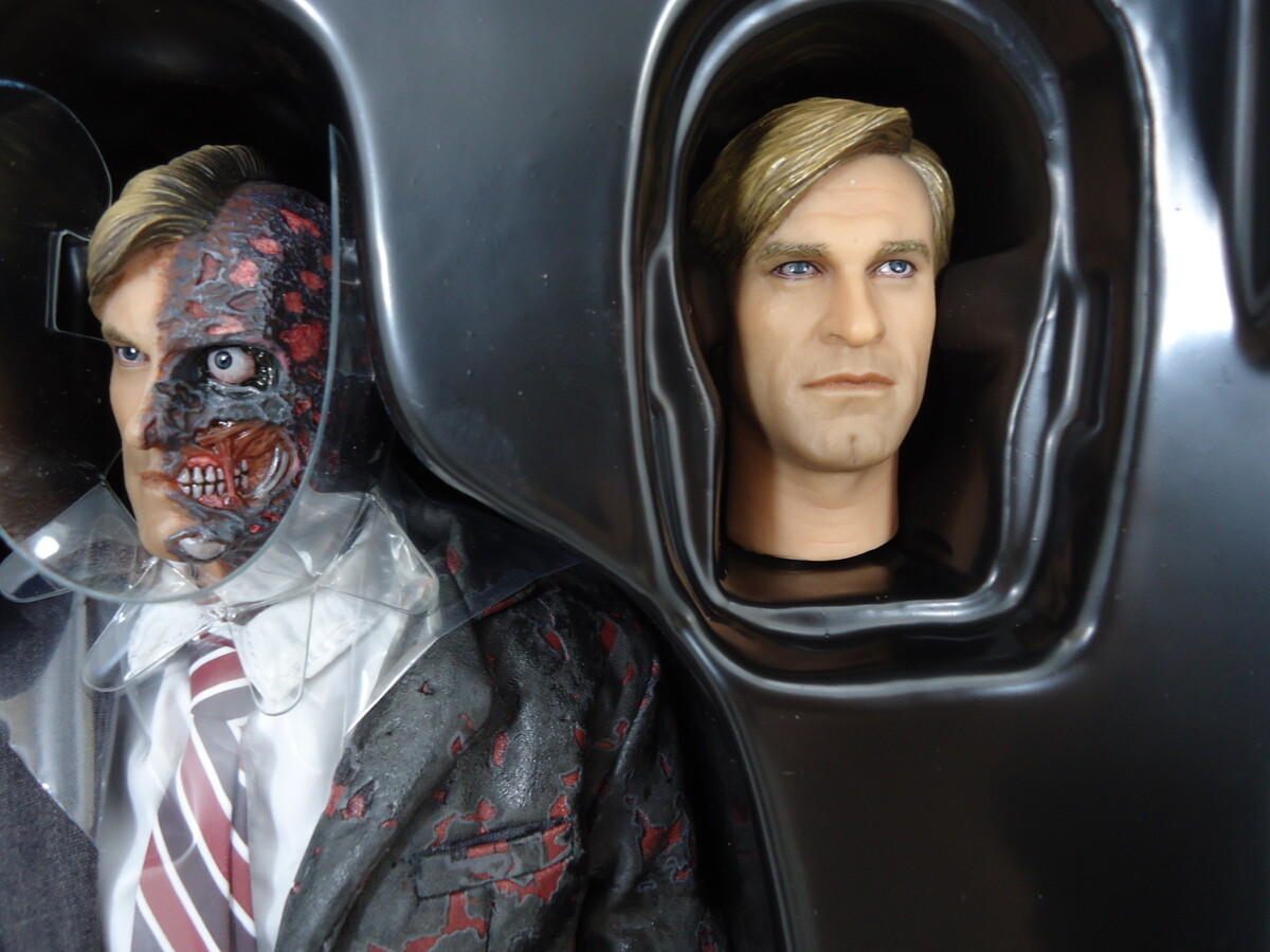 Hot Toys Batman The Dark Knight Two-Face Harvey Dent Figure 1/6