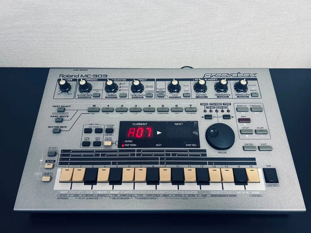 ◎名機◎ ROLAND MC-303 GROOVEBOX 純正キャリーバッグ付き ◎名機◎