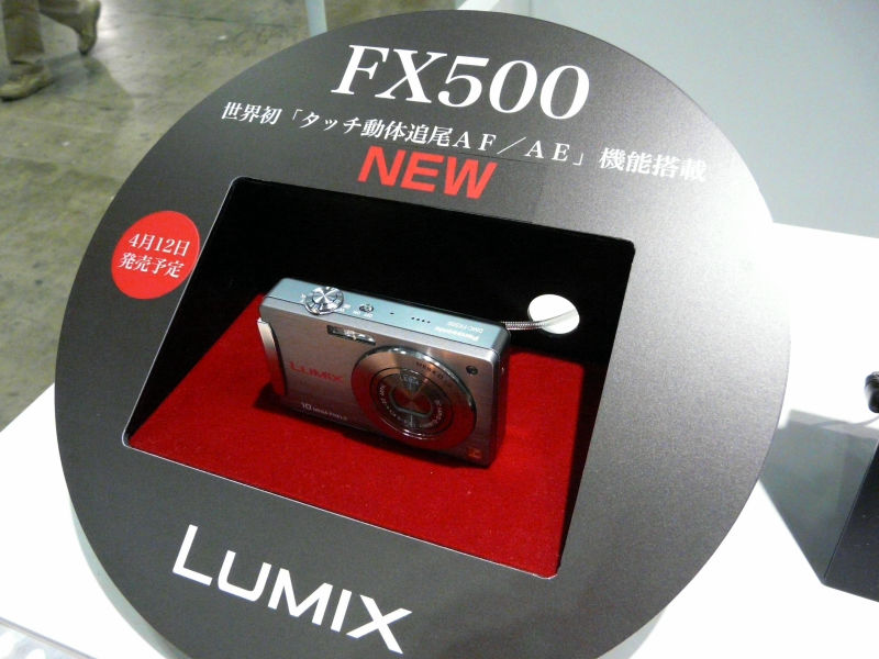 撮りたいものにタッチすると自動でピントが追尾するデジカメ「LUMIX