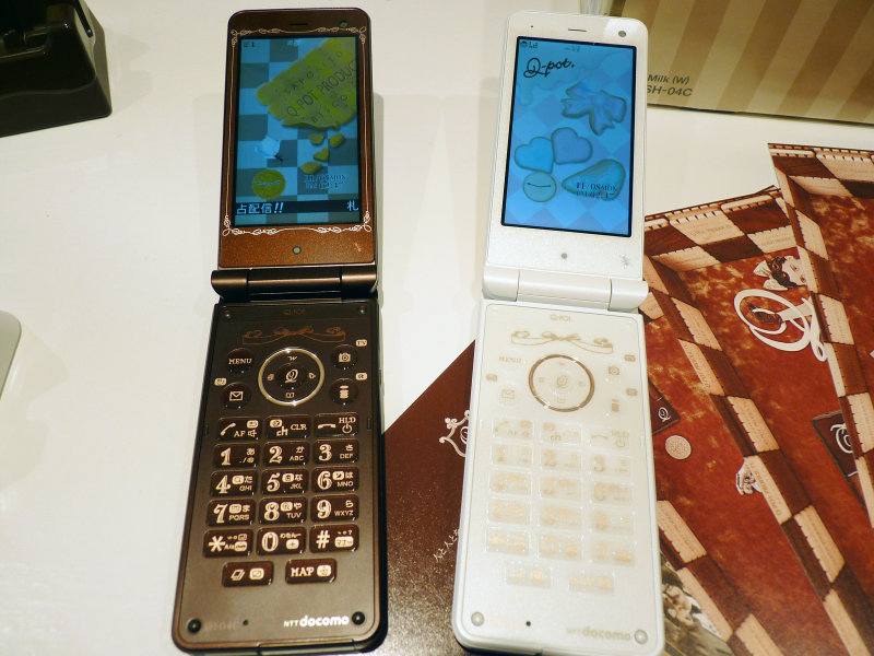 Q-pot. Phone SH-04C docomo チョコレートビスケット