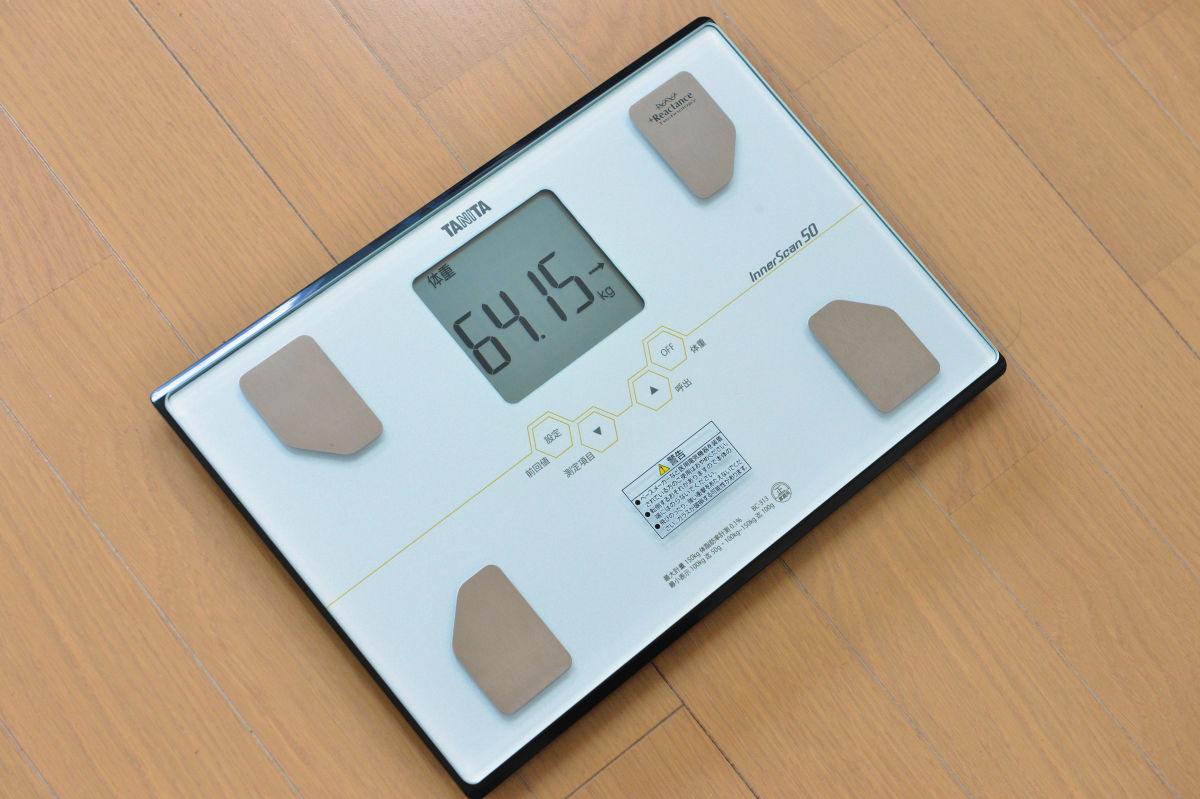 乗るだけで測定者を認識して測定結果を出してくれるタニタの薄型体重計