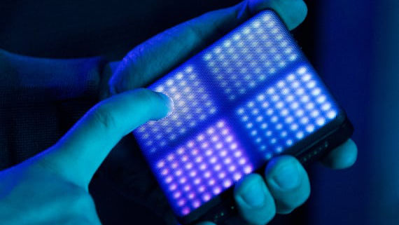 光を指でタップしたりスライドさせるだけで多彩なエレクトロ