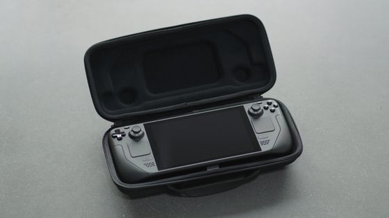 Valveの自社製ゲーム機「Steam Deck」のパッケージやキャリングケース