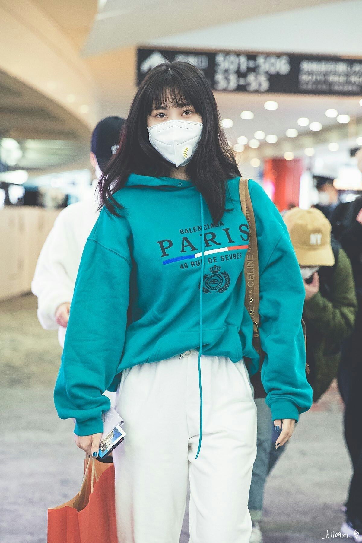 バレンシアガ Tシャツ コムドット やまと TWICE モモ 着用