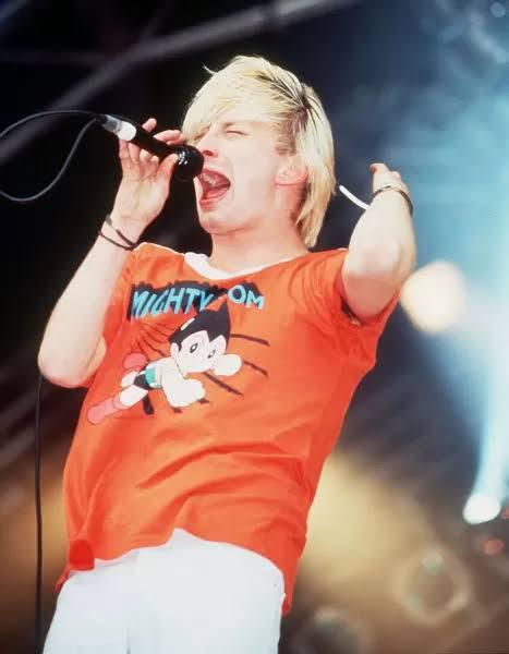 トム・ヨークが着ているこのTシャツは何？ : r/radiohead