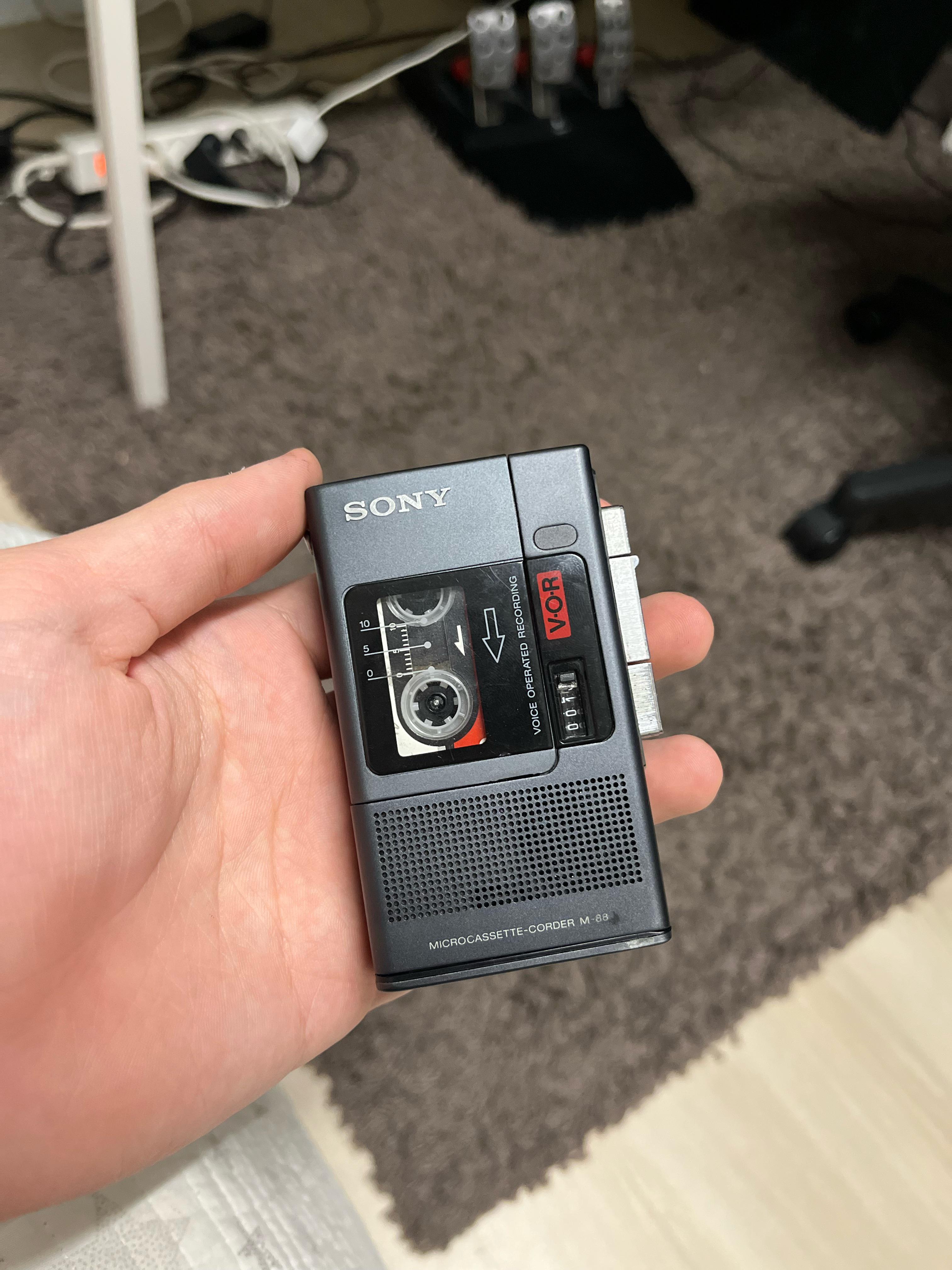 このM-88マイクロカセットレコーダー、ちょっと問題があってさ、テープ