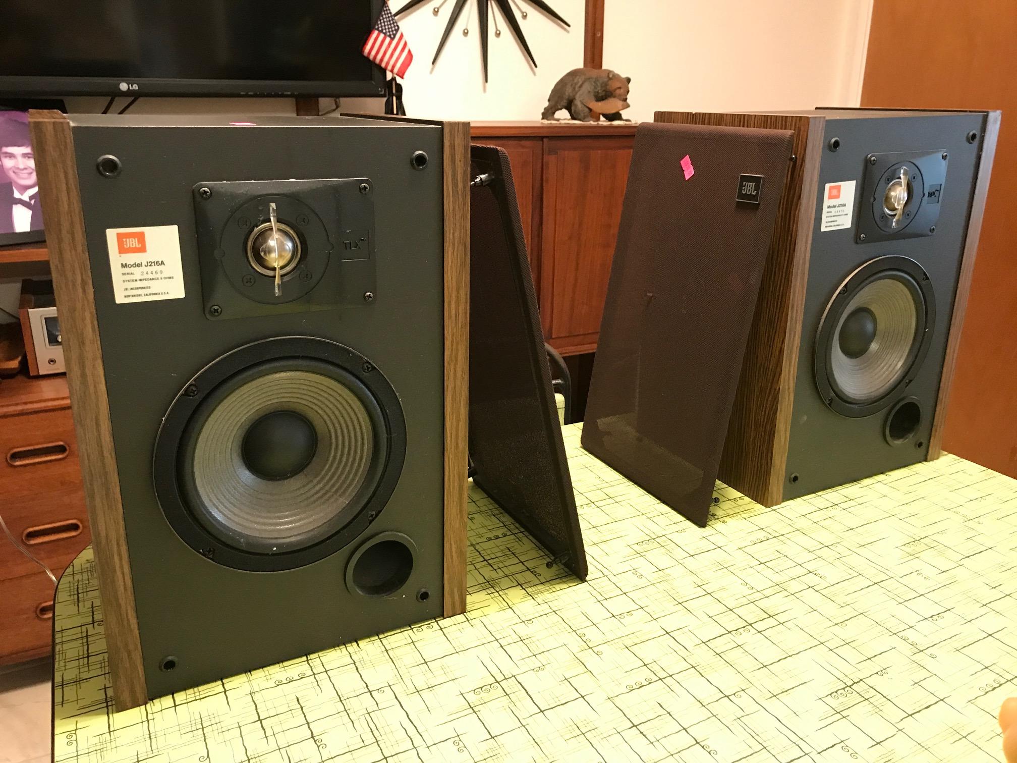 JBL J216A が 30 ドルでゲット… 壁掛けユニットの本棚にある「B