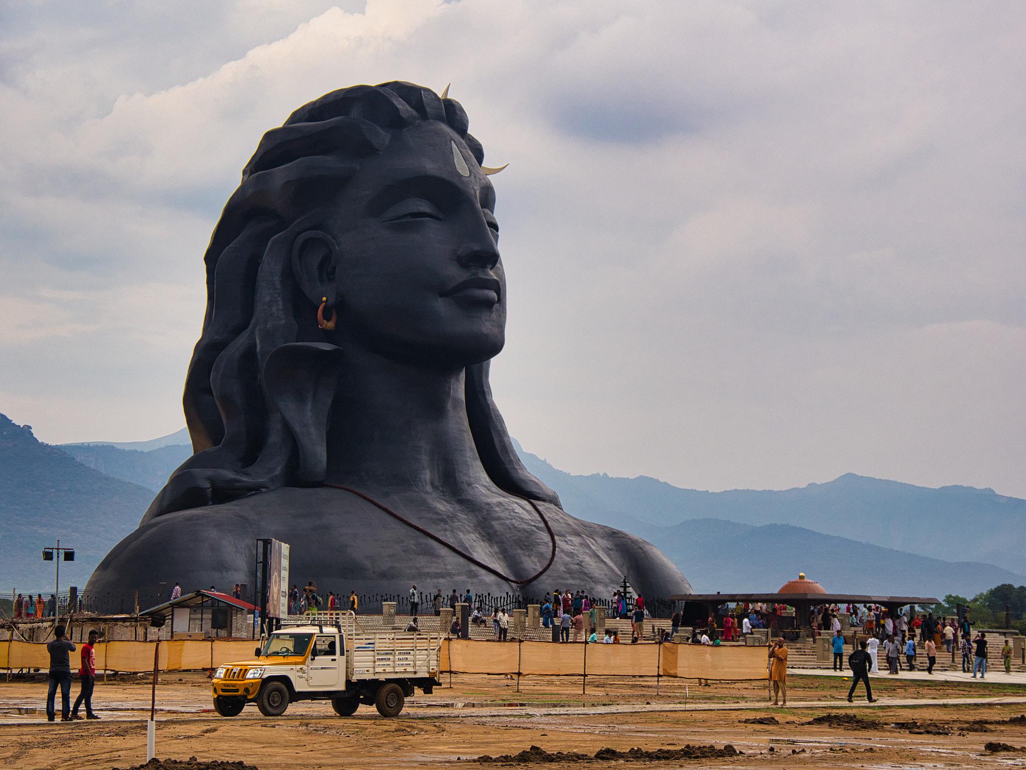 インド、コインバトール近郊のアディヨギ・シヴァ像 : r/M43