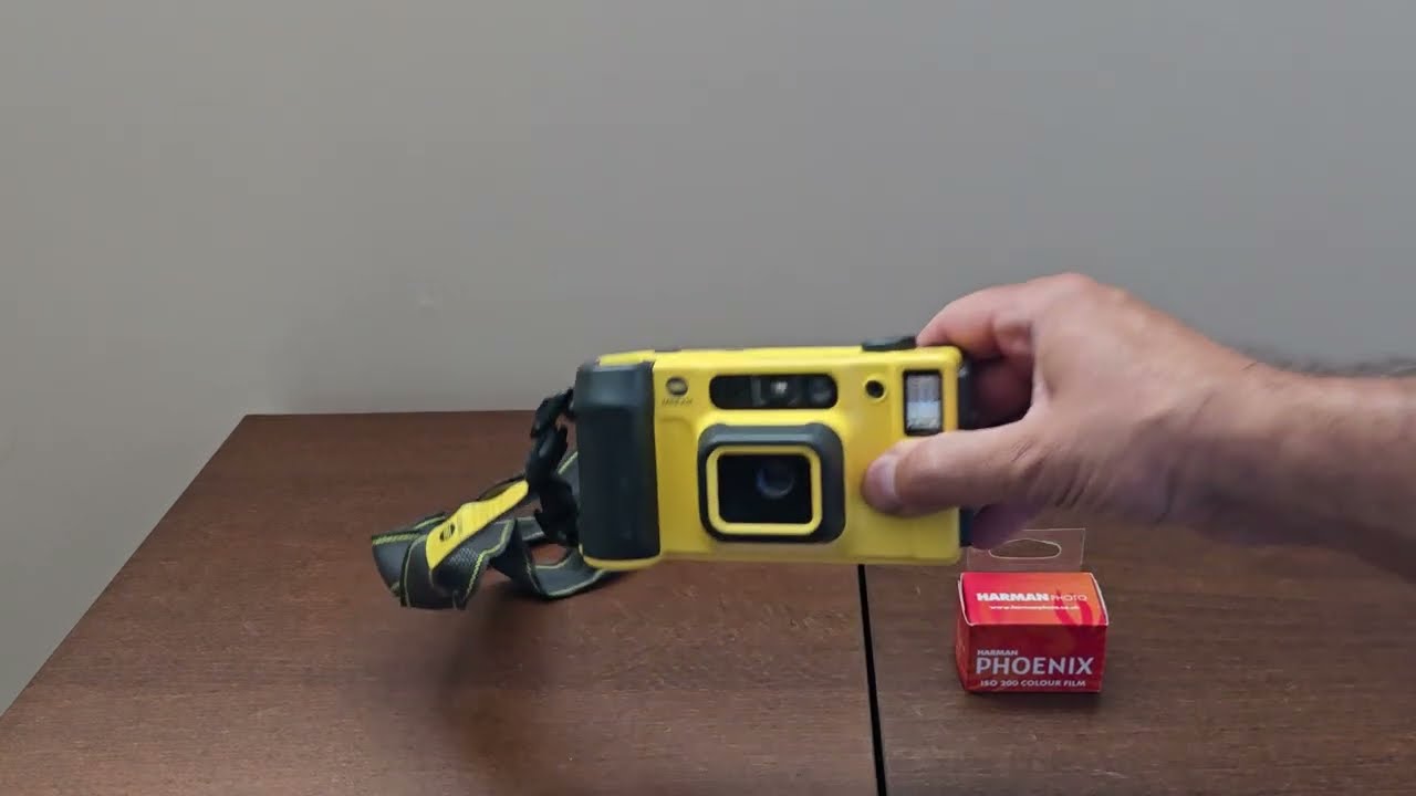 Minolta Weathermatic Dual 35 - Loading Film - YouTube
