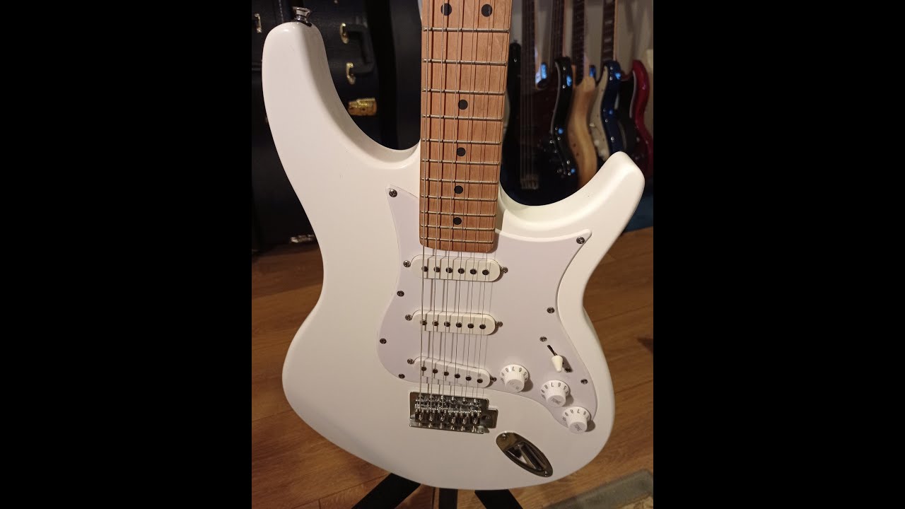 Cheap Obscure Guitars That Don't Suck? - Behringer IAXE 393 - YouTube