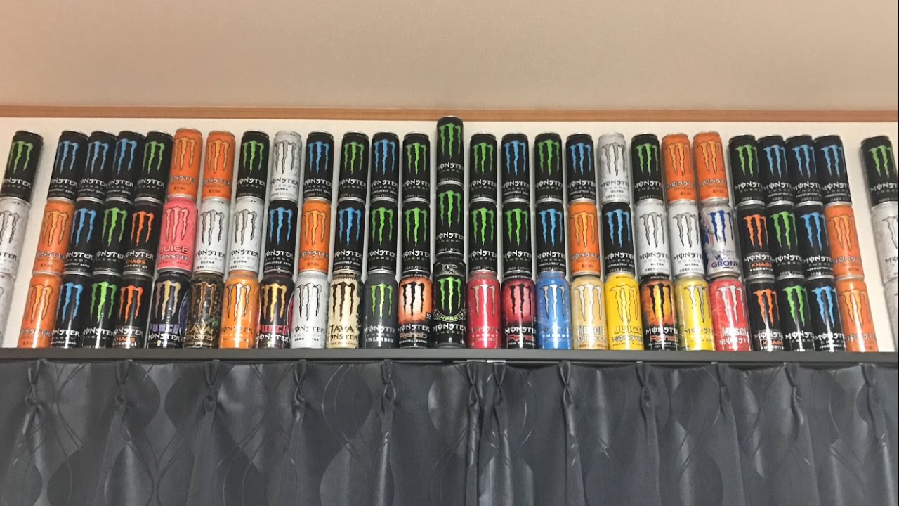 約100本のモンスターエナジーの空き缶。 About 100 MonsterEnergy