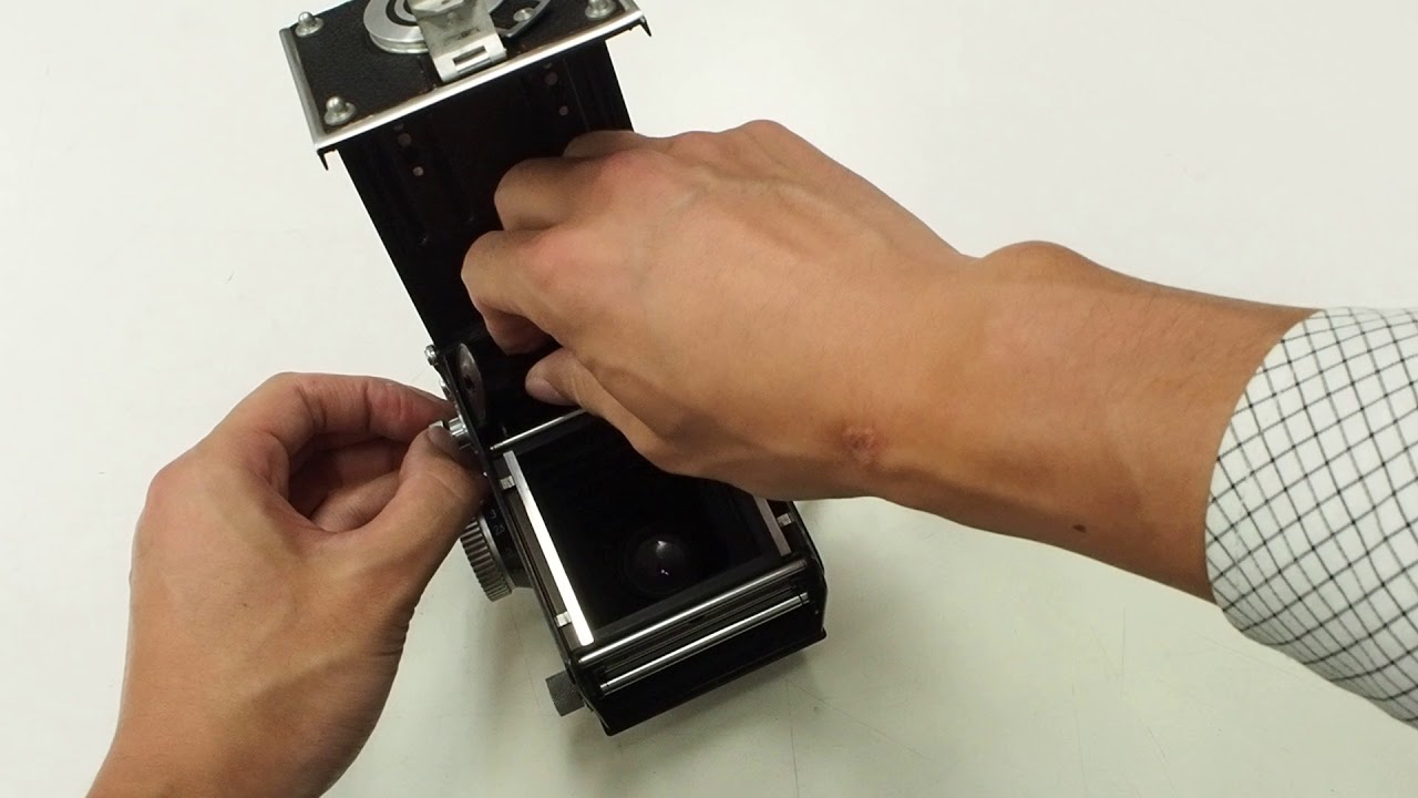 ローライフレックスのフィルムの入れ方 - YouTube