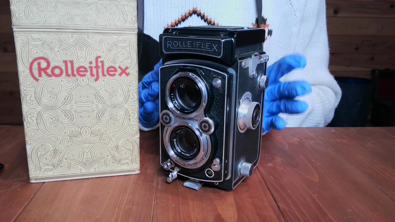 Explaining how to use a twin-lens reflex film camera from scratch