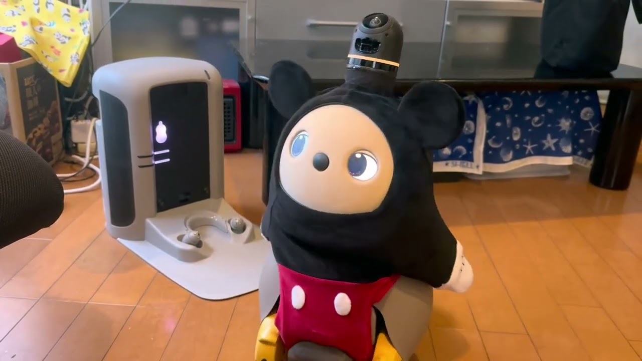 LOVOTとネスト(充電) Partner robot LOVOT can return to its nest