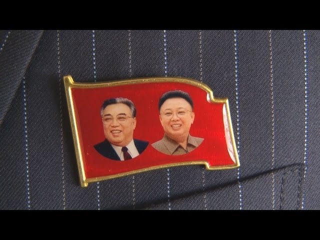 ツーショットの新バッジ登場 北朝鮮、金主席生誕100年を記念 - YouTube