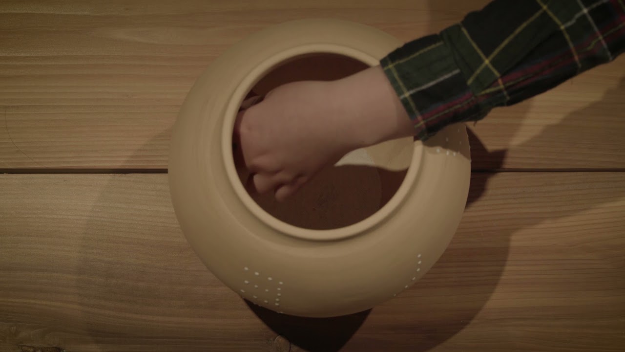 茶色の大きめの壺 自然な釉薬の流れ 茶色の大きめの壺 自然な釉薬の