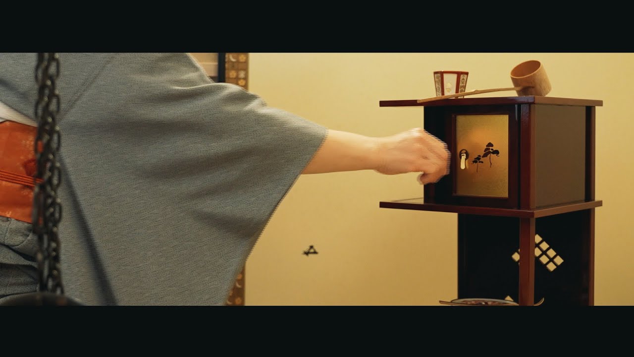 炉 薄茶点前 ～徒然棚と釣釜を使って～【裏千家茶道】 - YouTube