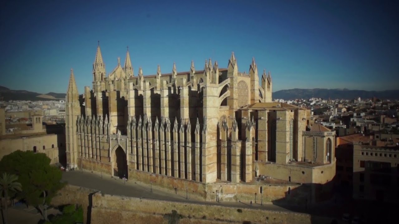 ミロが戦時下のマジョルカ島で描いた『ゴシック聖堂でオルガン演奏を