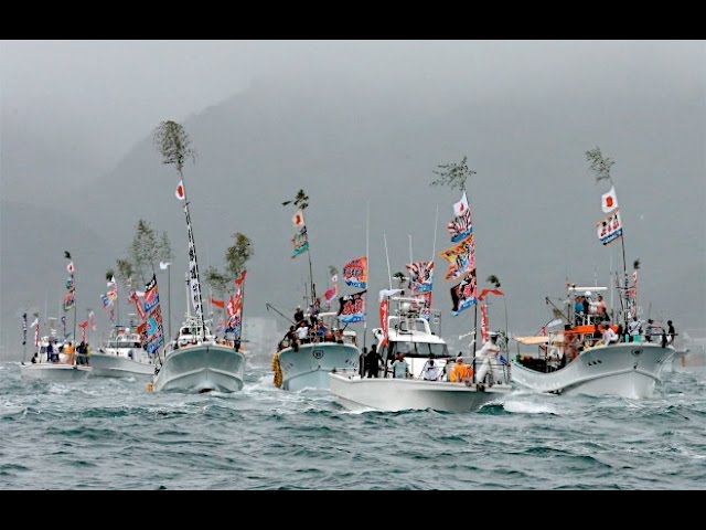 240隻の漁船が玄界灘をパレード＝宗像大社「みあれ祭」 - YouTube