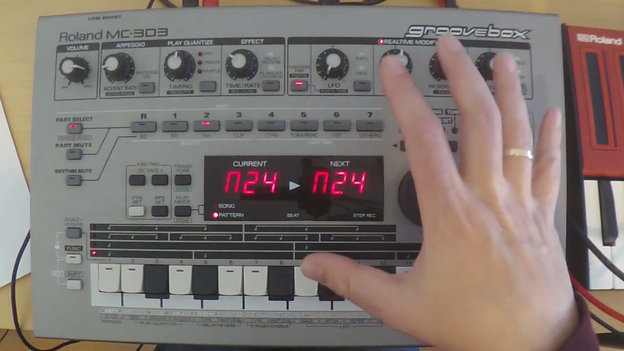 Roland MC-303 Groove Box シーケンサー Roland - MC-303 | Groovebox