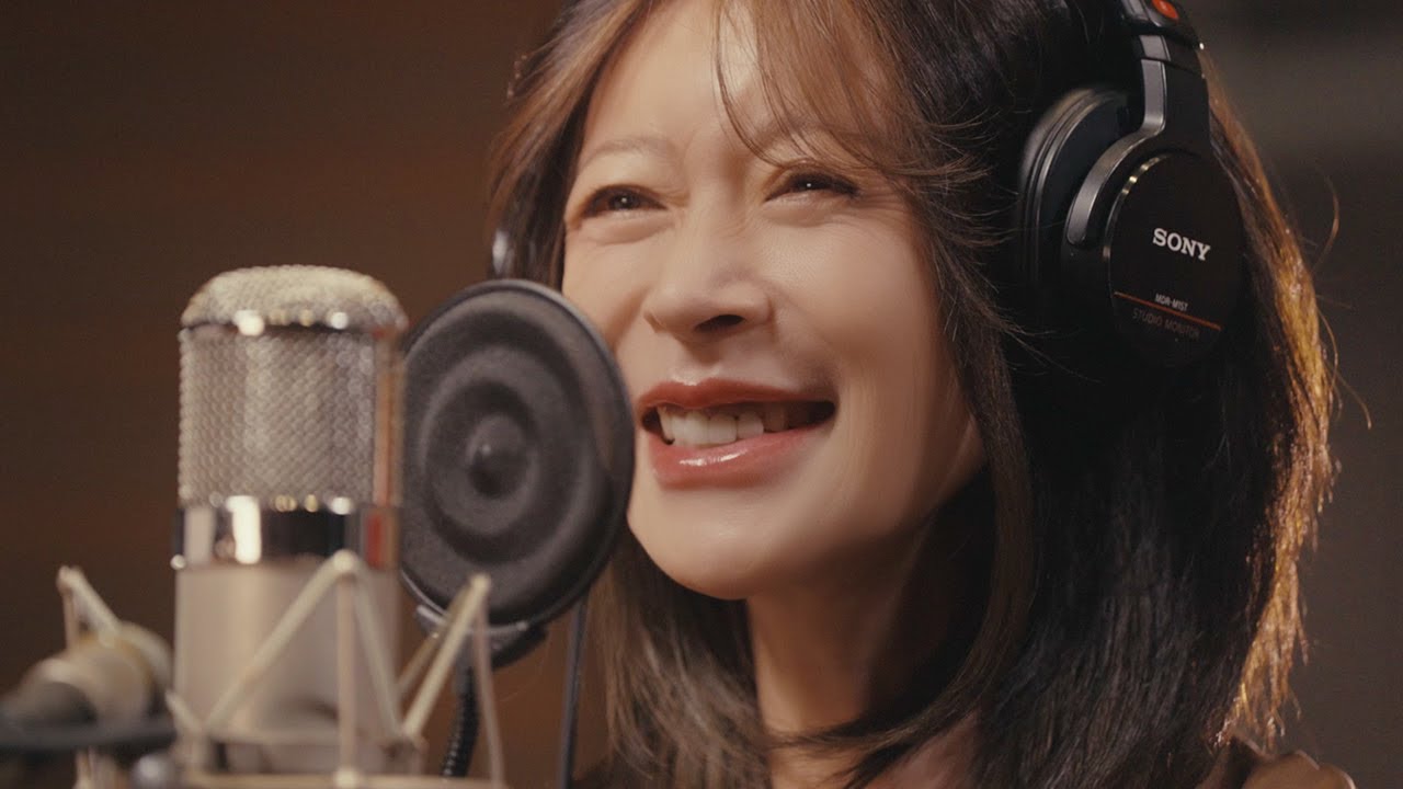 Akina Nakamori sings 