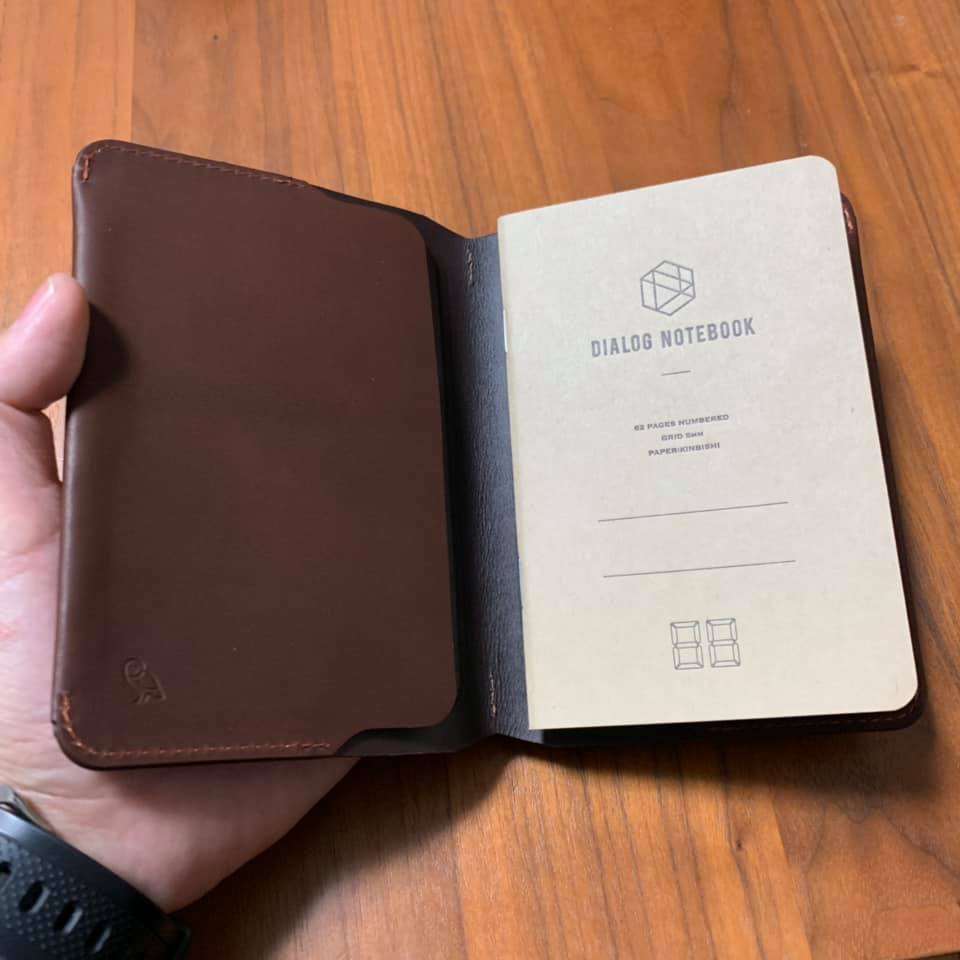 薄くてスタイリッシュなのに収納力や機能性もあります「Notebook Cover