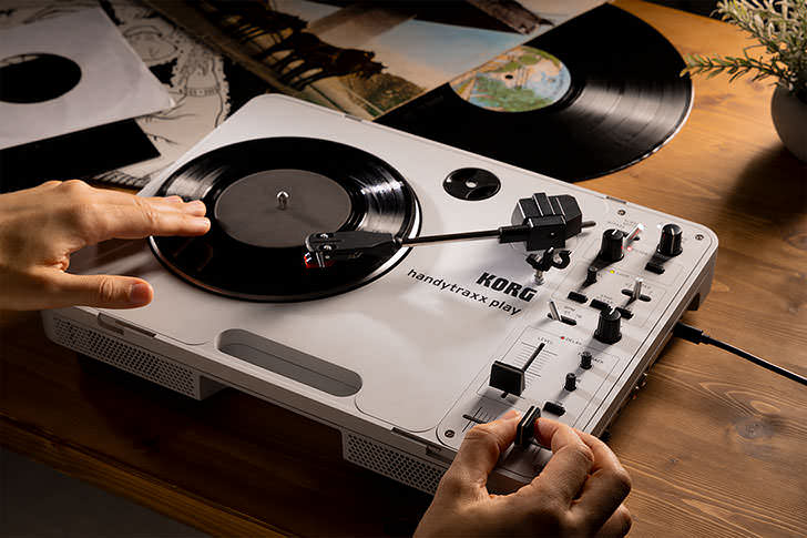 コルグ「handytraxx play」がデビュー…… クロス・フェーダーやルーパー