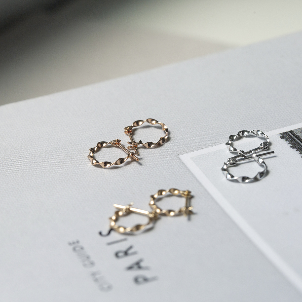 K10 PG フープピアス ひねり ピアス ピンクゴールド | IKEDAジュエリー