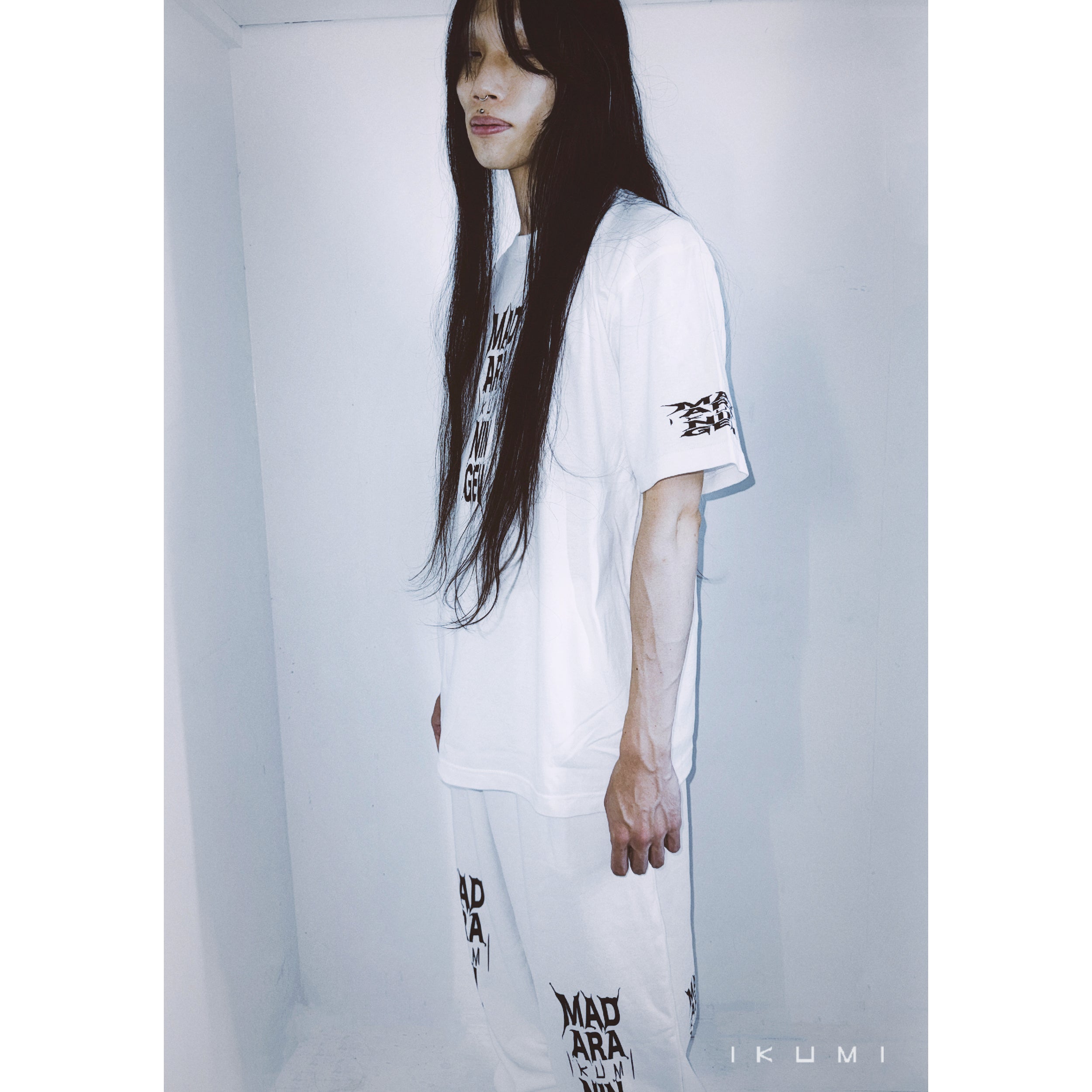 IKUMI×MADARANINGEN Bizzare LOGO T-shirt