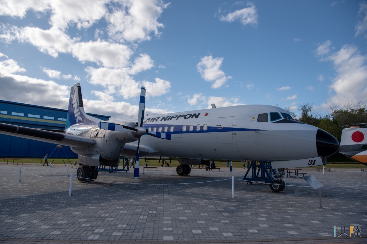 能登空港 飛行可能なYS-11飛来 航空学園で動態保存