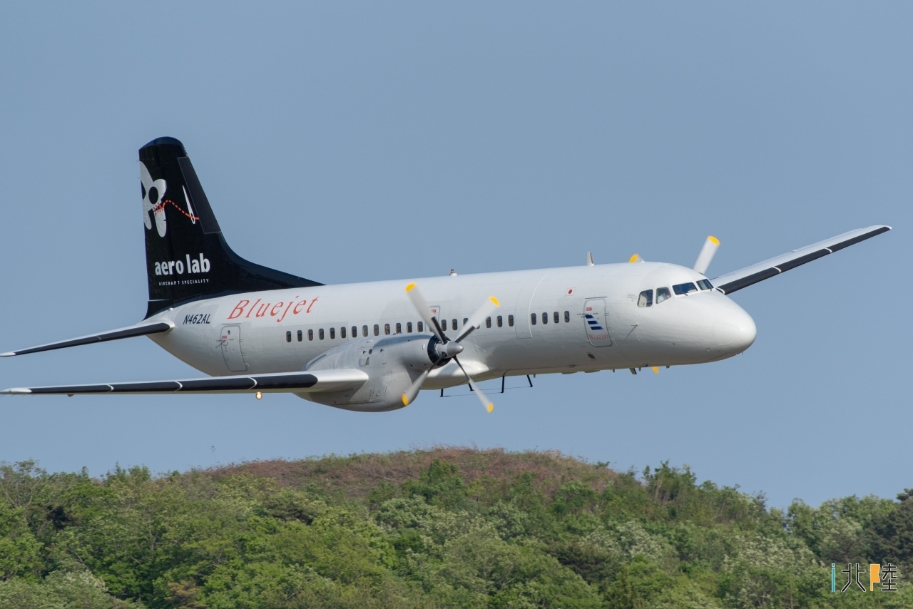 能登空港 飛行可能なYS-11飛来 航空学園で動態保存