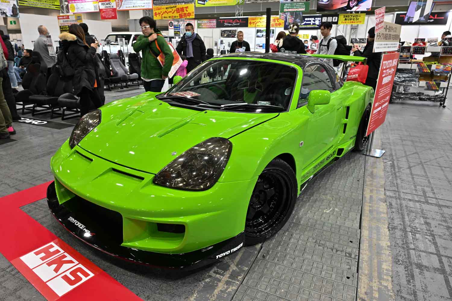 ド派手なトヨタ「MR-S」を展示！ レカロシートが41脚以上展示された