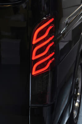 流れるウインカーに煽り予防ビームまで！ ハイエース乗りならダズ