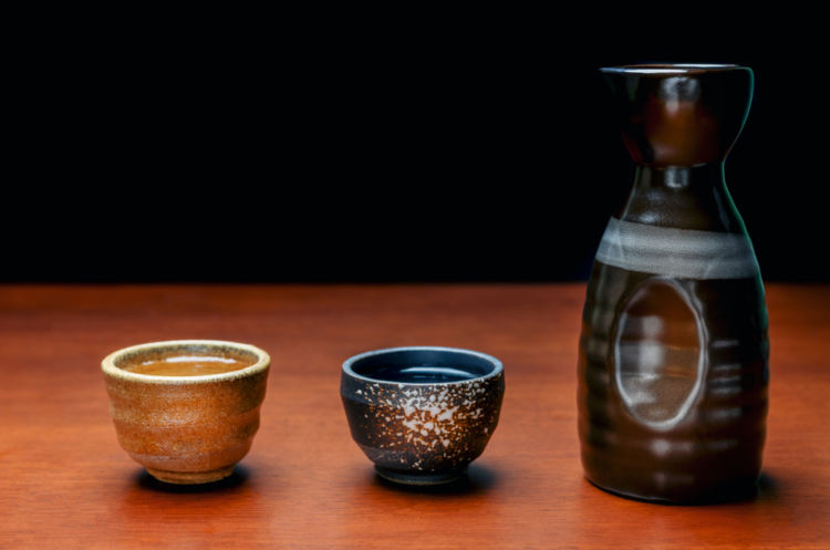 おちょこ（お猪口）」で日本酒をたのしもう！言葉の由来から材質の違い
