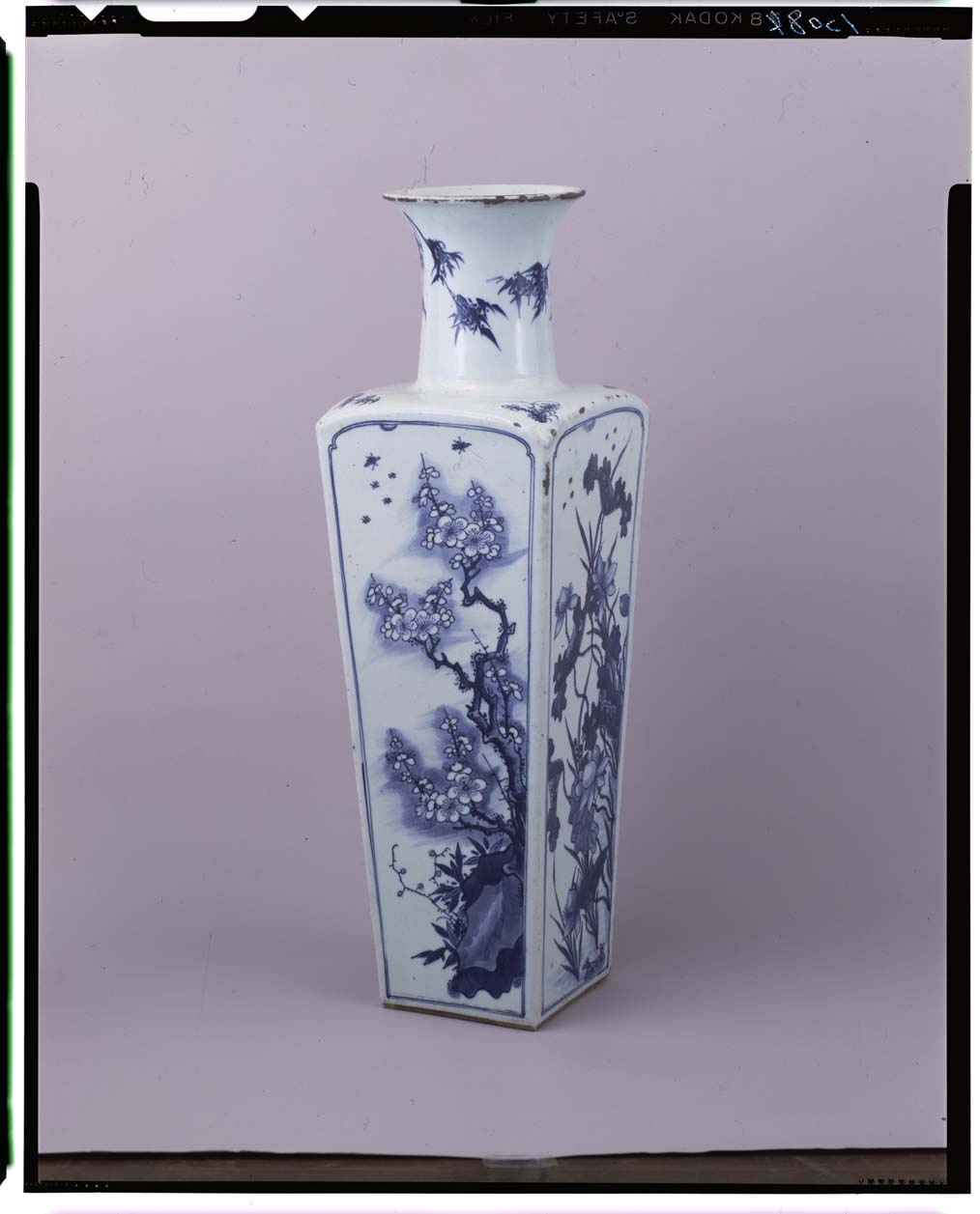 中国 青花 花卉長頸瓶 AT675 中国 青花 花卉長頸瓶 AT675 中国 青花