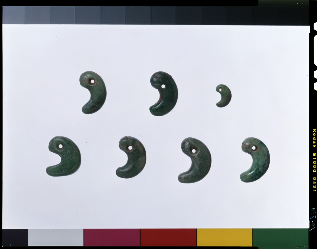 古墳期 獣形子持ち異形勾玉 翡翠製（伝兵庫県出土） 古墳期 獣