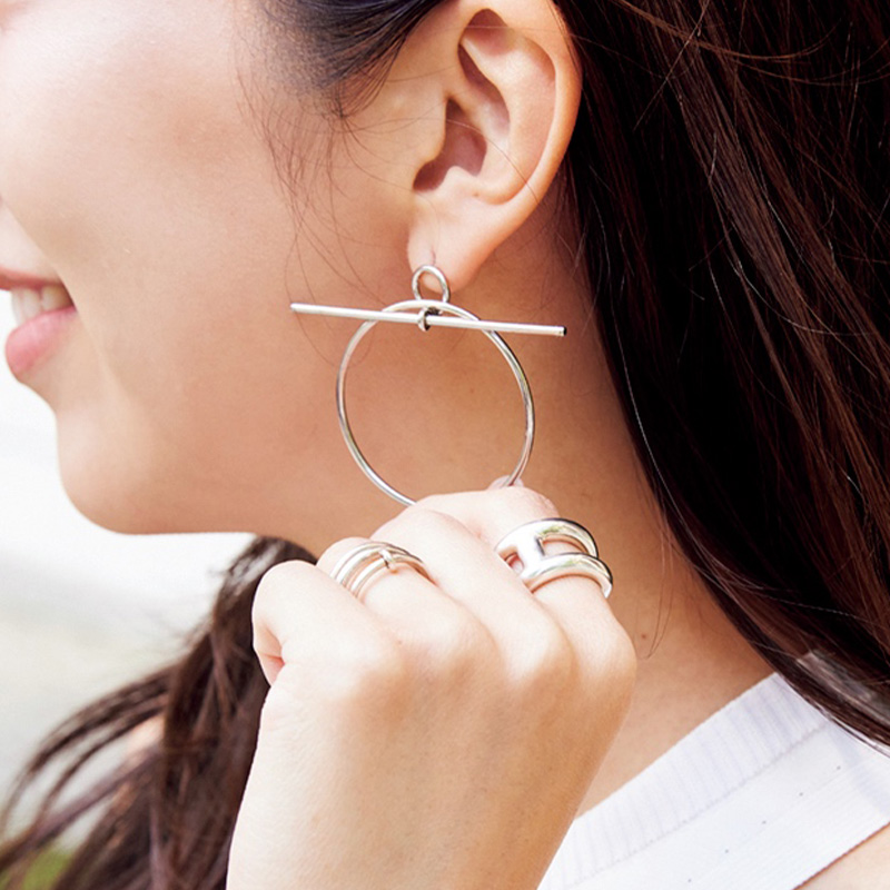 エルメス】の「フープピアス」が人気再燃！今年はどう着ける？＜SNAP5