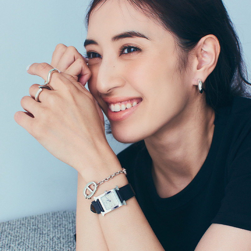 エルメス】の時計＆ブレスが定番！岡本あずささんのこなれジュエリー