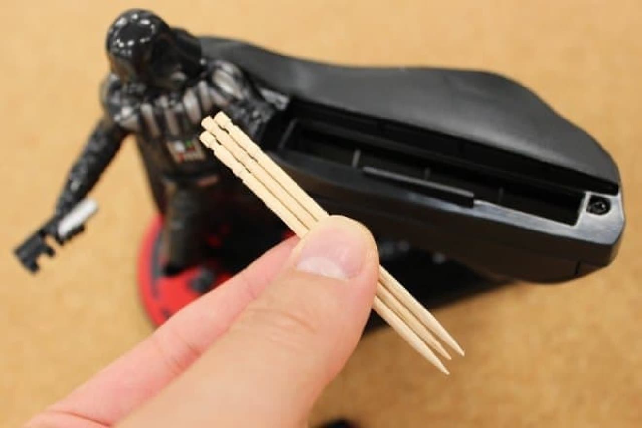 ダース・ベイダーが爪楊枝を取り出してくれる「トゥースセイバー」が