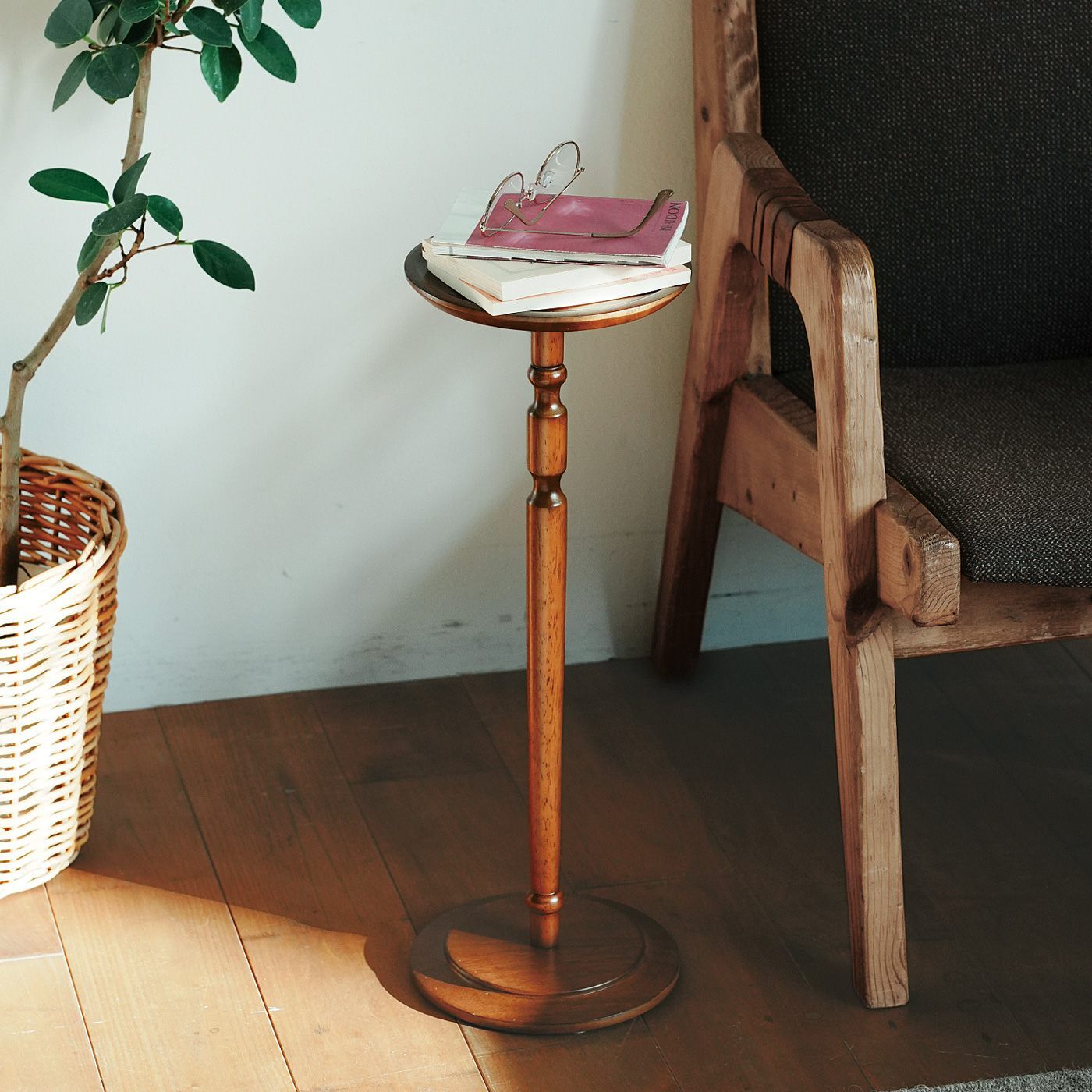 アンティークのようなラウンドミニテーブル｜フェリシモの雑貨 Kraso