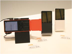 モックアップ｜au MEDIA SKIN｜ガラケー｜吉岡徳仁｜プロダクト