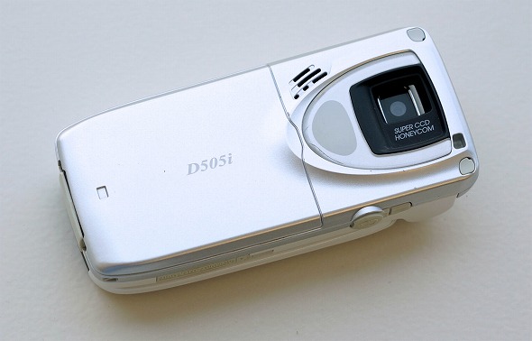 ドコモ初のメガピクセルケータイ「D505i」：懐かしのケータイ